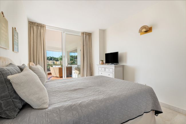 Lys og romslig 3 soveroms hjørneleilighet med flott utsikt, privat terrasse og tilgang til førsteklasses fasiliteter