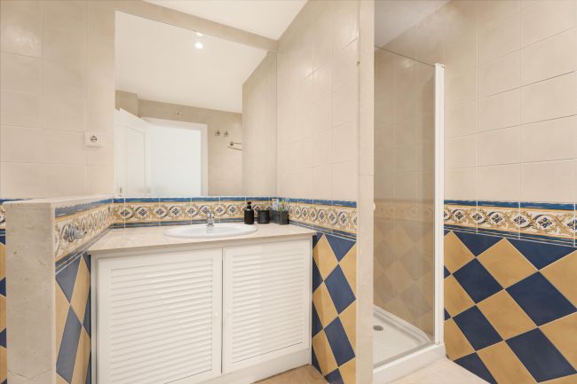 Lys og romslig 3 soveroms hjørneleilighet med flott utsikt, privat terrasse og tilgang til førsteklasses fasiliteter