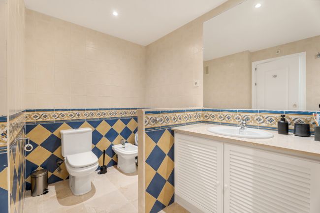 Lys og romslig 3 soveroms hjørneleilighet med flott utsikt, privat terrasse og tilgang til førsteklasses fasiliteter