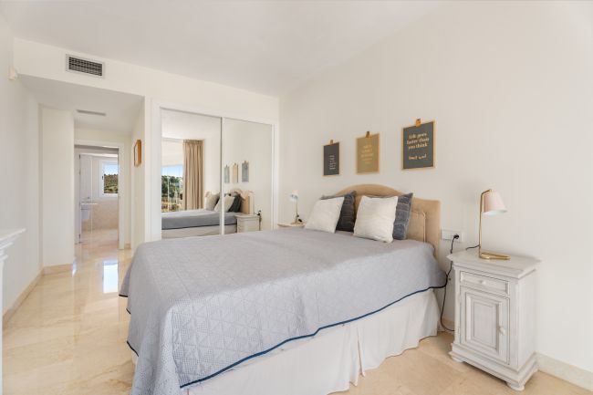 Lys og romslig 3 soveroms hjørneleilighet med flott utsikt, privat terrasse og tilgang til førsteklasses fasiliteter