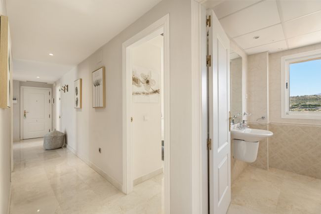 Lys og romslig 3 soveroms hjørneleilighet med flott utsikt, privat terrasse og tilgang til førsteklasses fasiliteter