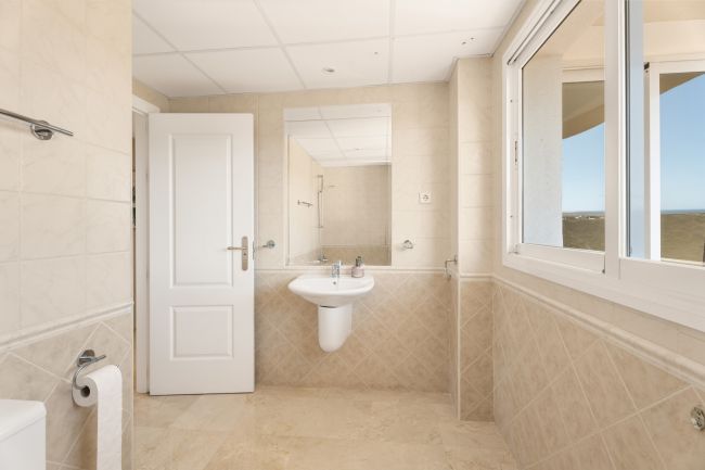 Lys og romslig 3 soveroms hjørneleilighet med flott utsikt, privat terrasse og tilgang til førsteklasses fasiliteter