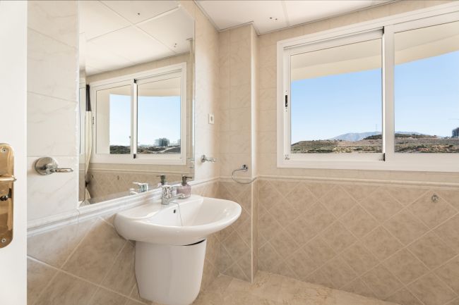 Lys og romslig 3 soveroms hjørneleilighet med flott utsikt, privat terrasse og tilgang til førsteklasses fasiliteter