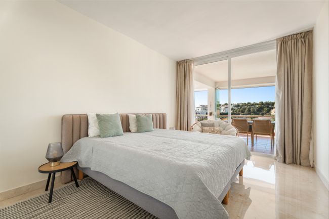 Lys og romslig 3 soveroms hjørneleilighet med flott utsikt, privat terrasse og tilgang til førsteklasses fasiliteter