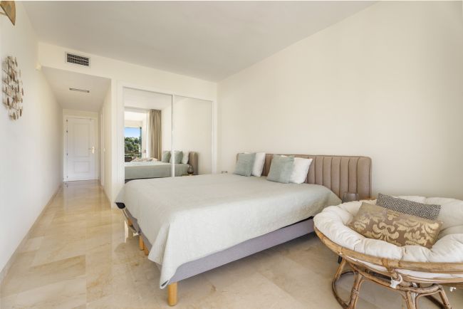 Lys og romslig 3 soveroms hjørneleilighet med flott utsikt, privat terrasse og tilgang til førsteklasses fasiliteter