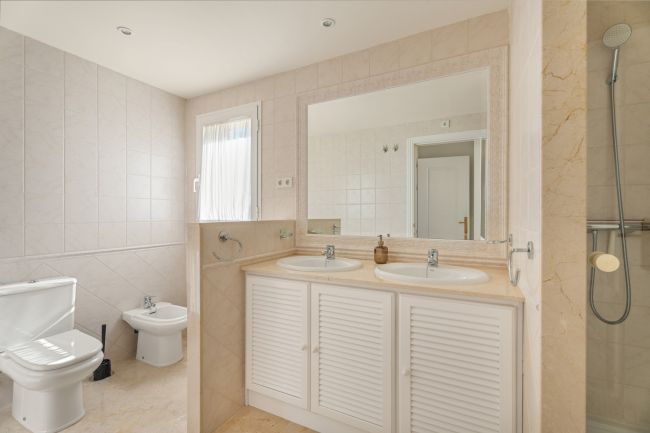 Lys og romslig 3 soveroms hjørneleilighet med flott utsikt, privat terrasse og tilgang til førsteklasses fasiliteter