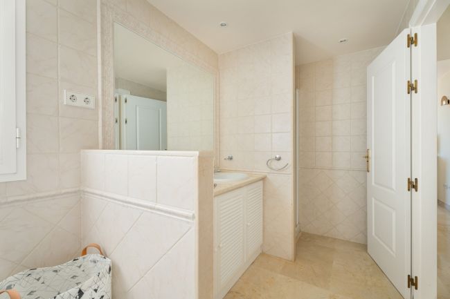 Lys og romslig 3 soveroms hjørneleilighet med flott utsikt, privat terrasse og tilgang til førsteklasses fasiliteter