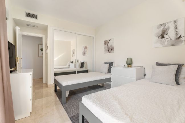 Lys og romslig 3 soveroms hjørneleilighet med flott utsikt, privat terrasse og tilgang til førsteklasses fasiliteter