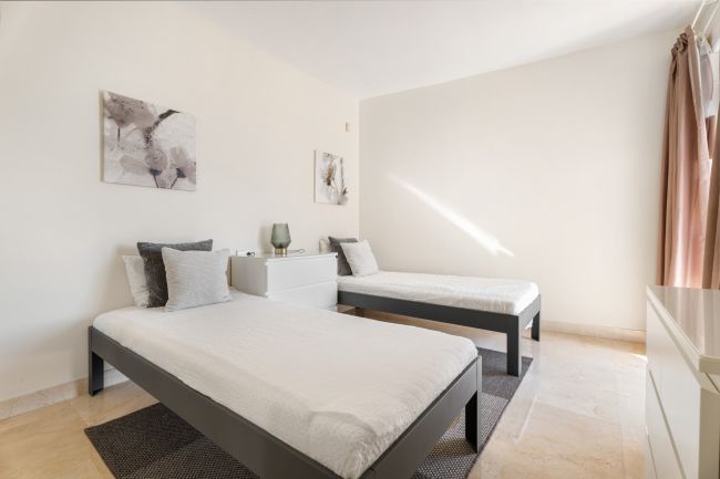 Lys og romslig 3 soveroms hjørneleilighet med flott utsikt, privat terrasse og tilgang til førsteklasses fasiliteter