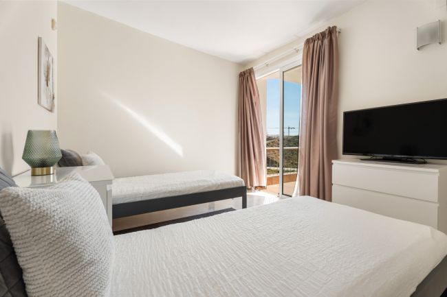 Lys og romslig 3 soveroms hjørneleilighet med flott utsikt, privat terrasse og tilgang til førsteklasses fasiliteter