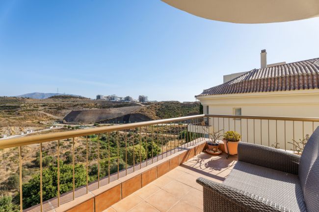 Lys og romslig 3 soveroms hjørneleilighet med flott utsikt, privat terrasse og tilgang til førsteklasses fasiliteter