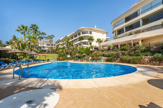 Lys og romslig 3 soveroms hjørneleilighet med flott utsikt, privat terrasse og tilgang til førsteklasses fasiliteter