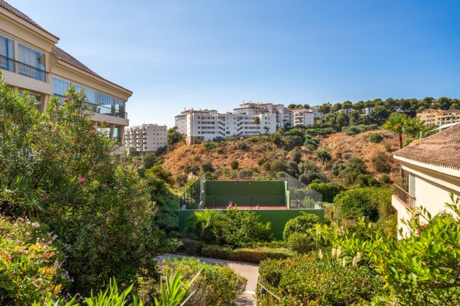 Lys og romslig 3 soveroms hjørneleilighet med flott utsikt, privat terrasse og tilgang til førsteklasses fasiliteter