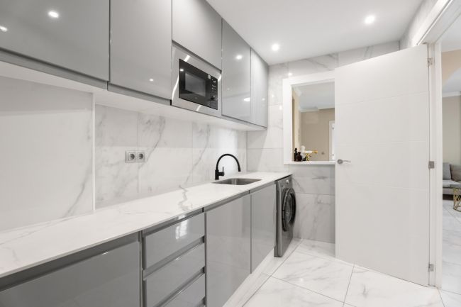 Moderne Leilighet på Bakkeplan i Nueva Andalucia med Fantastisk Utsikt