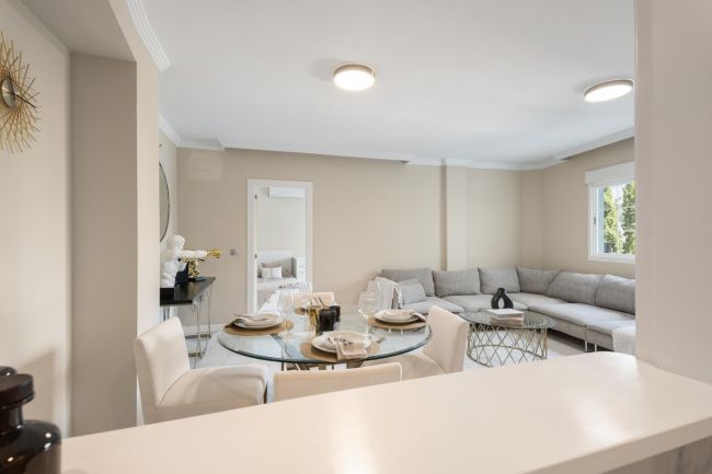 Moderne Leilighet på Bakkeplan i Nueva Andalucia med Fantastisk Utsikt