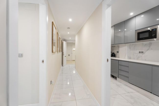 Moderne Leilighet på Bakkeplan i Nueva Andalucia med Fantastisk Utsikt