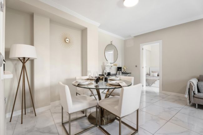 Moderne Leilighet på Bakkeplan i Nueva Andalucia med Fantastisk Utsikt