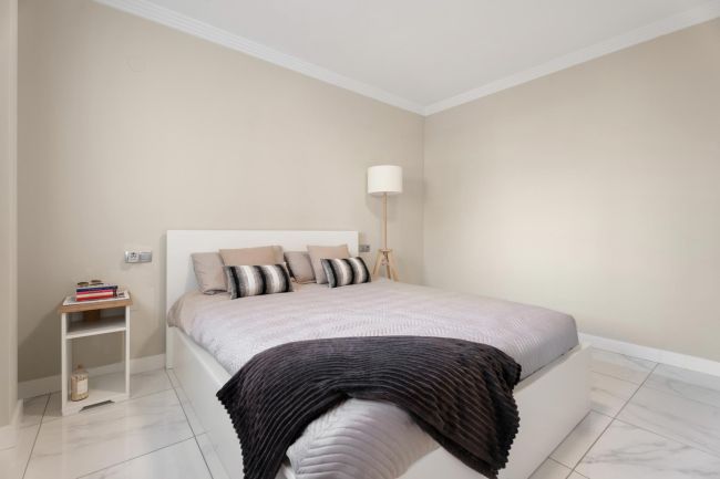 Moderne Leilighet på Bakkeplan i Nueva Andalucia med Fantastisk Utsikt