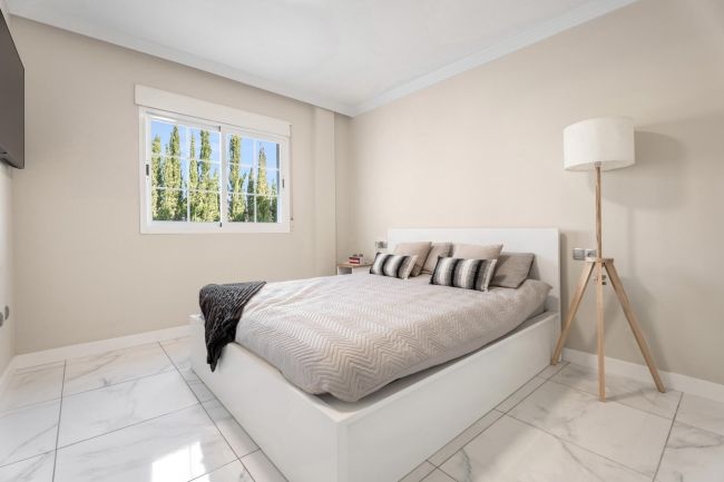 Moderne Leilighet på Bakkeplan i Nueva Andalucia med Fantastisk Utsikt