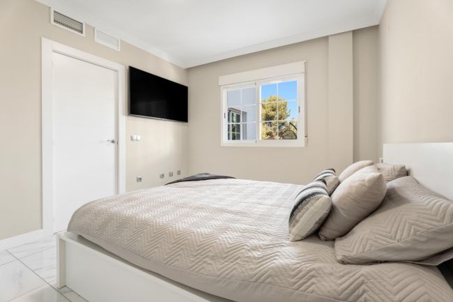 Moderne Leilighet på Bakkeplan i Nueva Andalucia med Fantastisk Utsikt