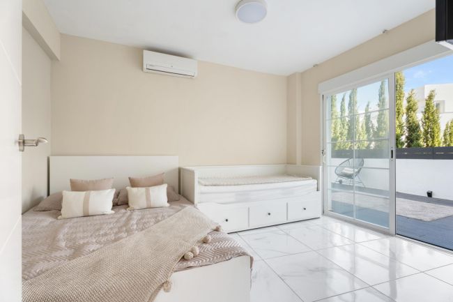 Moderne Leilighet på Bakkeplan i Nueva Andalucia med Fantastisk Utsikt