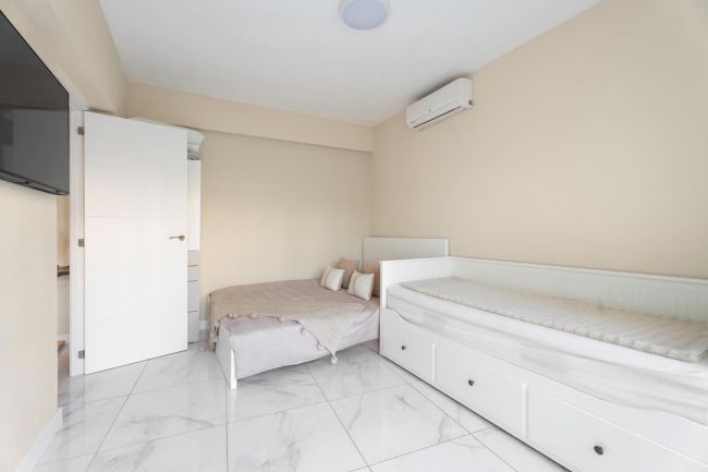 Moderne Leilighet på Bakkeplan i Nueva Andalucia med Fantastisk Utsikt