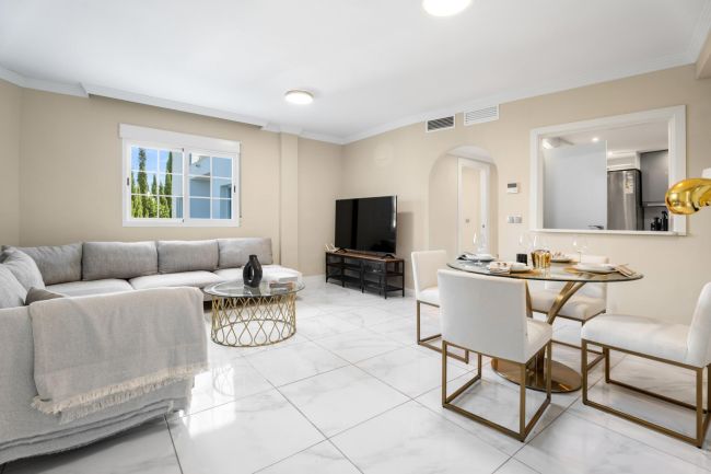 Moderne Leilighet på Bakkeplan i Nueva Andalucia med Fantastisk Utsikt