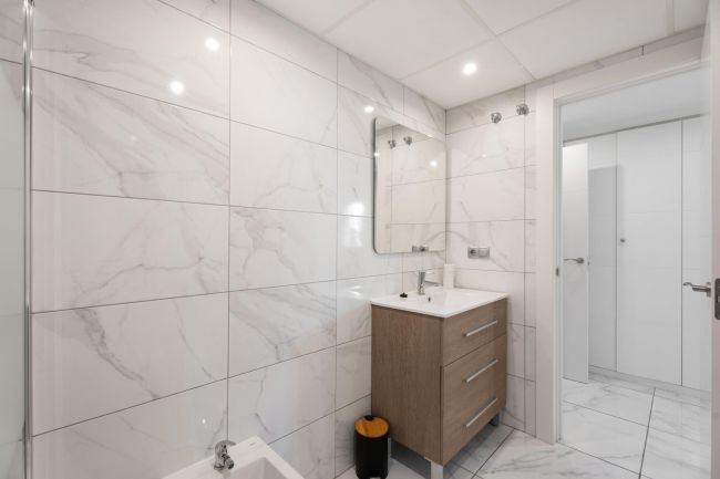 Moderne Leilighet på Bakkeplan i Nueva Andalucia med Fantastisk Utsikt