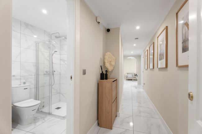 Moderne Leilighet på Bakkeplan i Nueva Andalucia med Fantastisk Utsikt