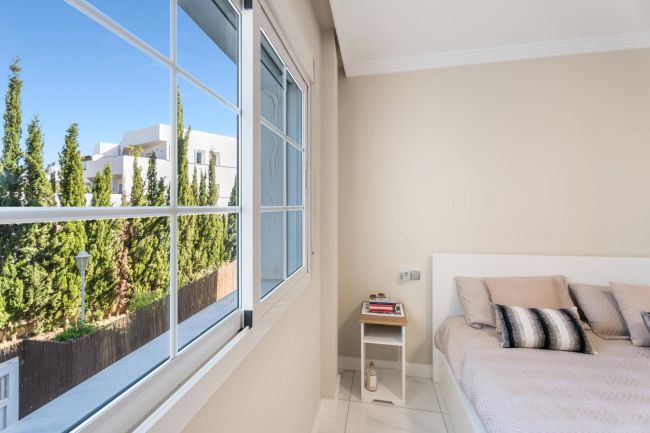 Moderne Leilighet på Bakkeplan i Nueva Andalucia med Fantastisk Utsikt