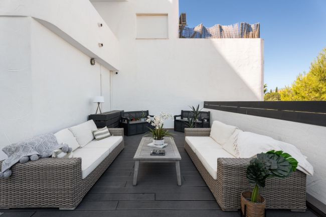 Moderne Leilighet på Bakkeplan i Nueva Andalucia med Fantastisk Utsikt