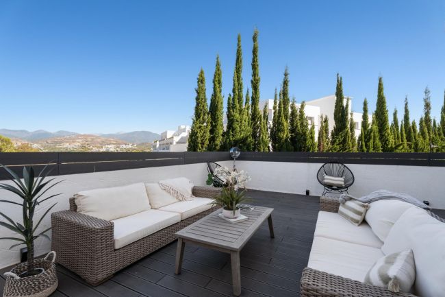 Moderne Leilighet på Bakkeplan i Nueva Andalucia med Fantastisk Utsikt