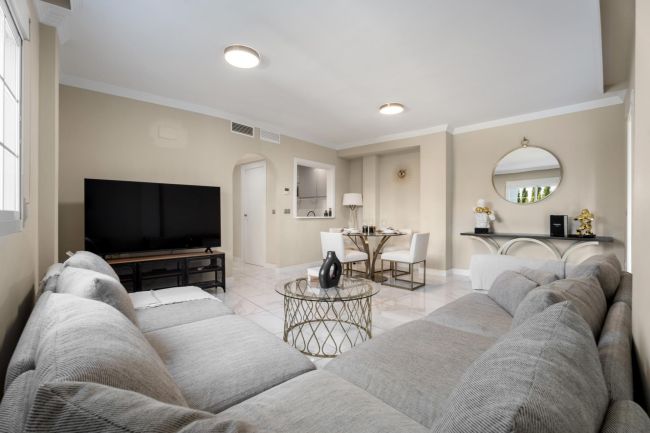 Moderne Leilighet på Bakkeplan i Nueva Andalucia med Fantastisk Utsikt