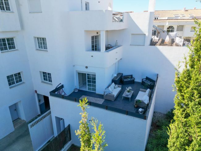 Moderne Leilighet på Bakkeplan i Nueva Andalucia med Fantastisk Utsikt