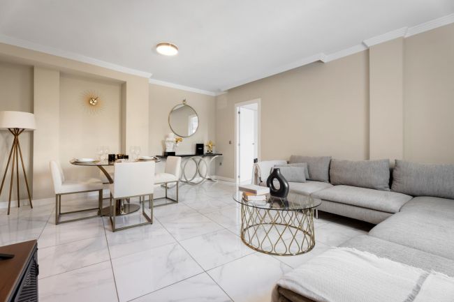 Moderne Leilighet på Bakkeplan i Nueva Andalucia med Fantastisk Utsikt