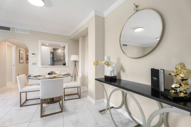 Moderne Leilighet på Bakkeplan i Nueva Andalucia med Fantastisk Utsikt