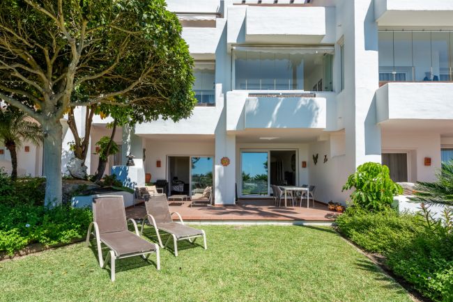 Spacious Elevated Ground Floor Apartment with Panoramic Sea Views