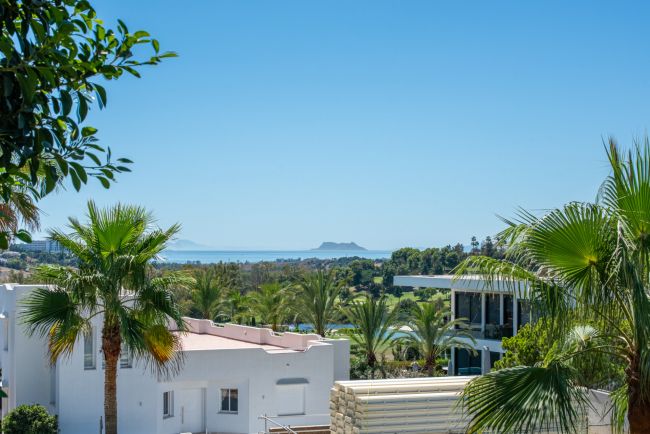 Nydelig leilighet med stor solrik terrasse og hage i pupulært innegjerdet anlegg!