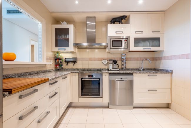 Nydelig leilighet med stor solrik terrasse og hage i pupulært innegjerdet anlegg!