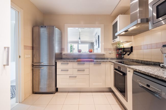 Nydelig leilighet med stor solrik terrasse og hage i pupulært innegjerdet anlegg!