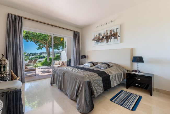 Nydelig leilighet med stor solrik terrasse og hage i pupulært innegjerdet anlegg!