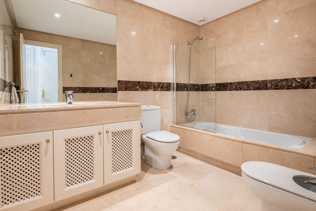 Nydelig leilighet med stor solrik terrasse og hage i pupulært innegjerdet anlegg!