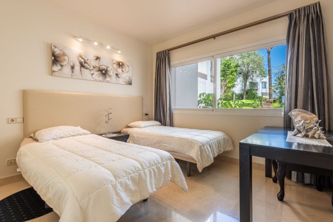 Nydelig leilighet med stor solrik terrasse og hage i pupulært innegjerdet anlegg!