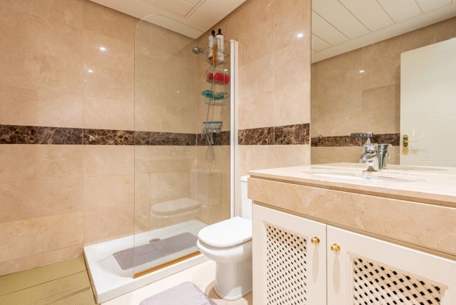 Nydelig leilighet med stor solrik terrasse og hage i pupulært innegjerdet anlegg!