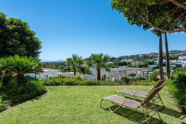 Nydelig leilighet med stor solrik terrasse og hage i pupulært innegjerdet anlegg!