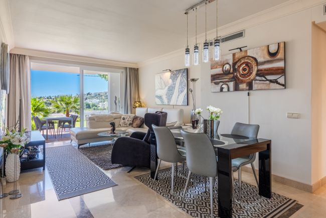 Nydelig leilighet med stor solrik terrasse og hage i pupulært innegjerdet anlegg!