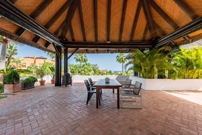 Nydelig leilighet med stor solrik terrasse og hage i pupulært innegjerdet anlegg!