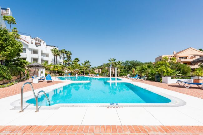 Nydelig leilighet med stor solrik terrasse og hage i pupulært innegjerdet anlegg!