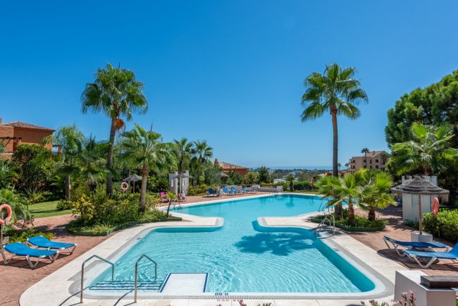 Nydelig leilighet med stor solrik terrasse og hage i pupulært innegjerdet anlegg!