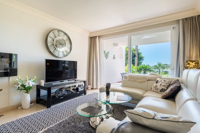 Nydelig leilighet med stor solrik terrasse og hage i pupulært innegjerdet anlegg!